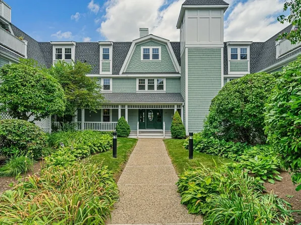 37 Hastings St APT 207, West Roxbury, MA 02132