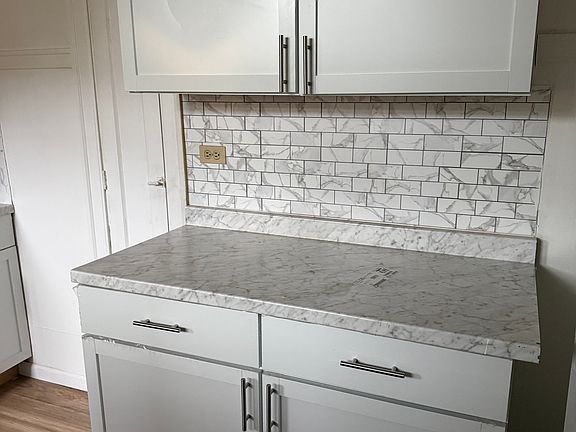 2nd image of 6120 N Rockwell St #3B