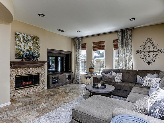 5th image of 24522 Cantada St