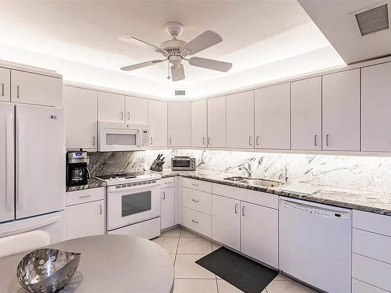1055 W Peppertree Dr #802AA — Photo 8