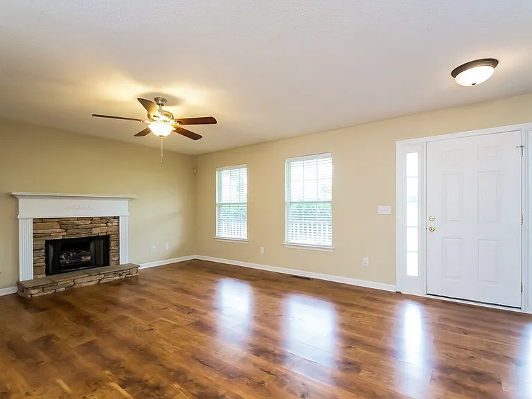 19 Colonial Way — Photo 3