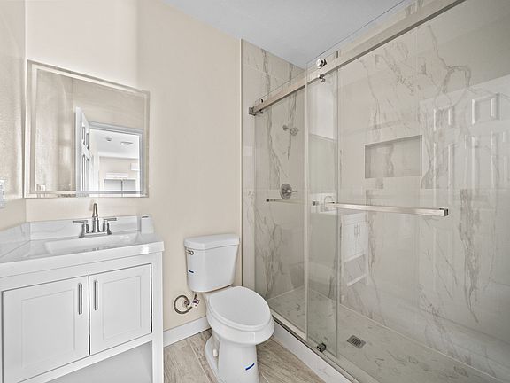 4th image of 2032 Victoria Dr #B