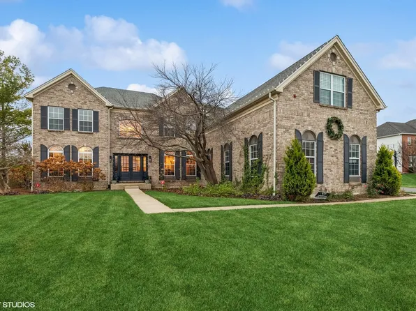 5573 Chancery Rd, Gurnee, IL 60031
