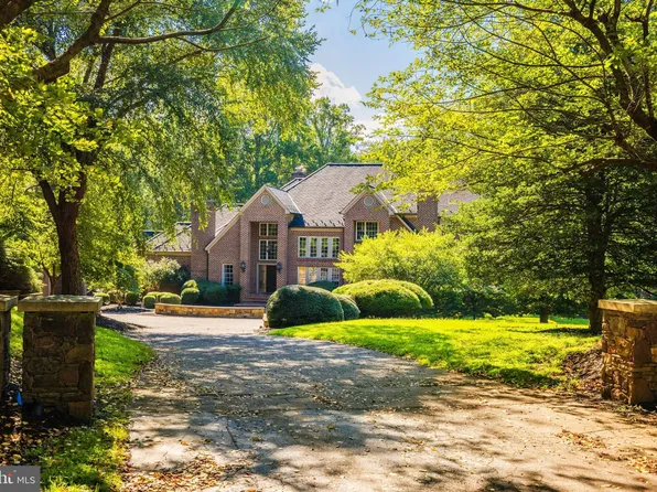 530 Walker Rd, Great Falls, VA 22066