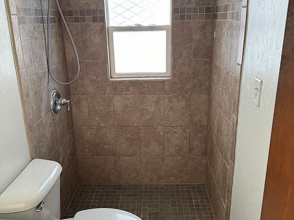 5th image of 439 John St