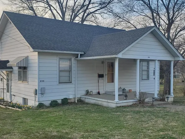 200 N Virginia St, Mc Leansboro, IL 62859