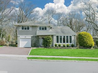 29 Serpentine Lane, Old Bethpage, NY 11804