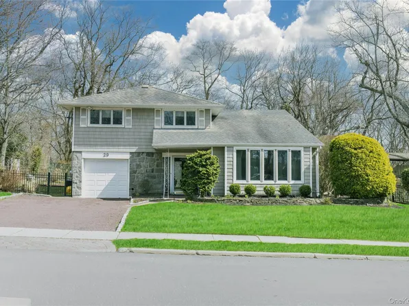 29 Serpentine Lane, Old Bethpage, NY 11804