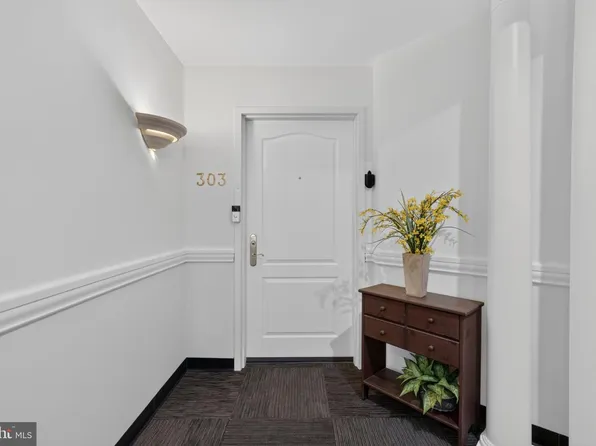 100 Aura Rd APT 303, Clayton, NJ 08312