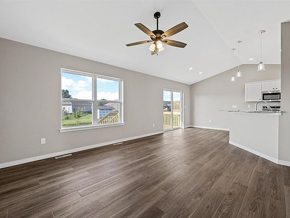 3rd image of 433 Sumac Dr