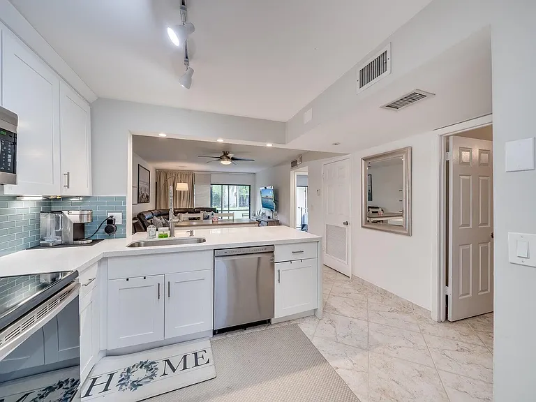 3939 NE 5th Ave #D103 — Photo 2