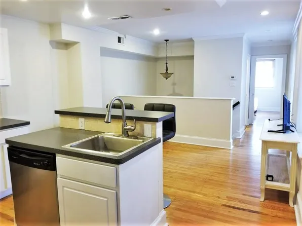 1714 Pine St APT 1R, Philadelphia, PA 19103