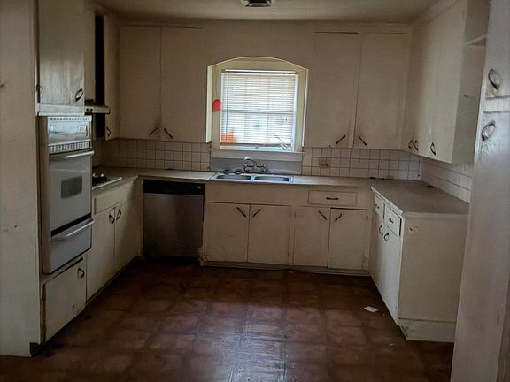 2nd image of 520 W 11th St