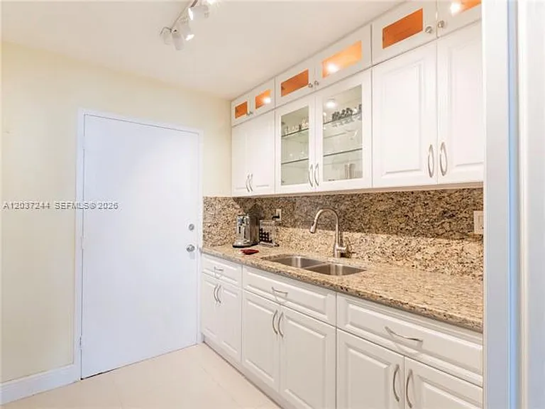 5401 Collins Ave #1013 — Photo 18