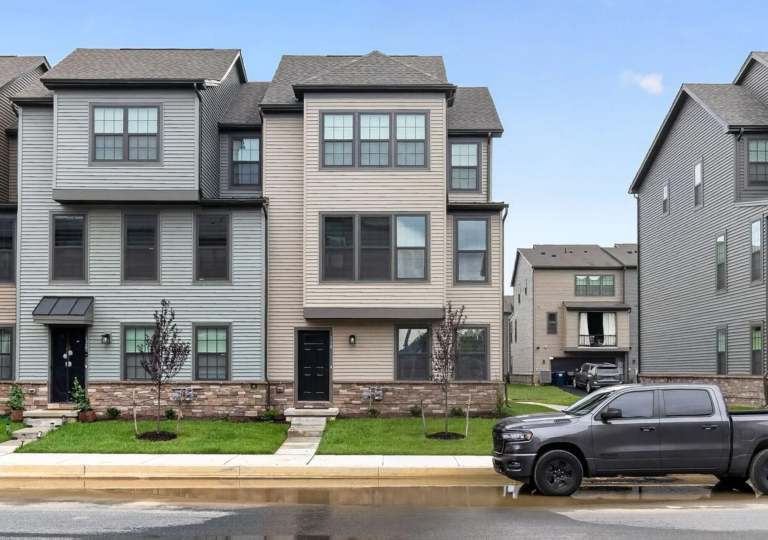 Spacious 4BR end unit Townhome in Middletown — Photo 2