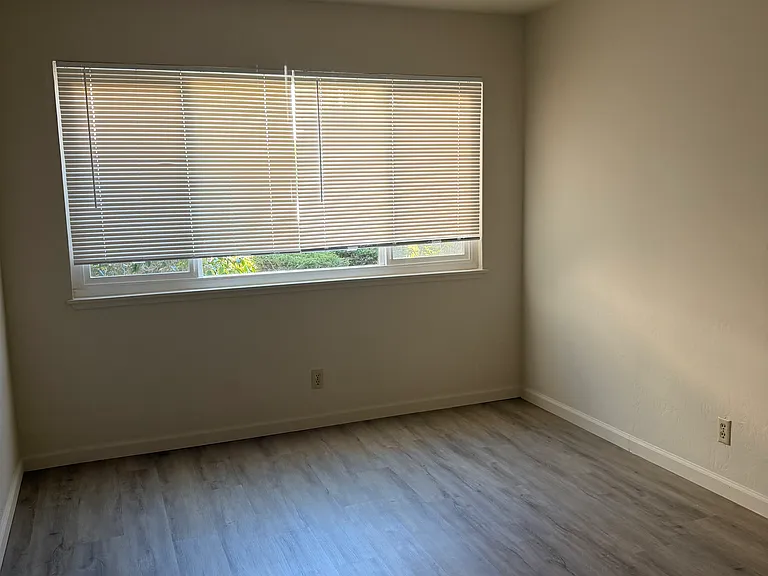 370 Clay St — Photo 3