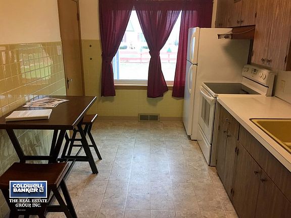 Galley Kitchen w/ appliances