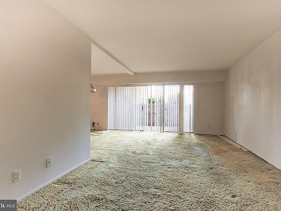 5th image of 4404 Island Pl APT 104