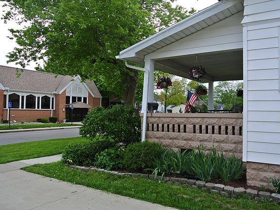 4th image of 206 W 1st St