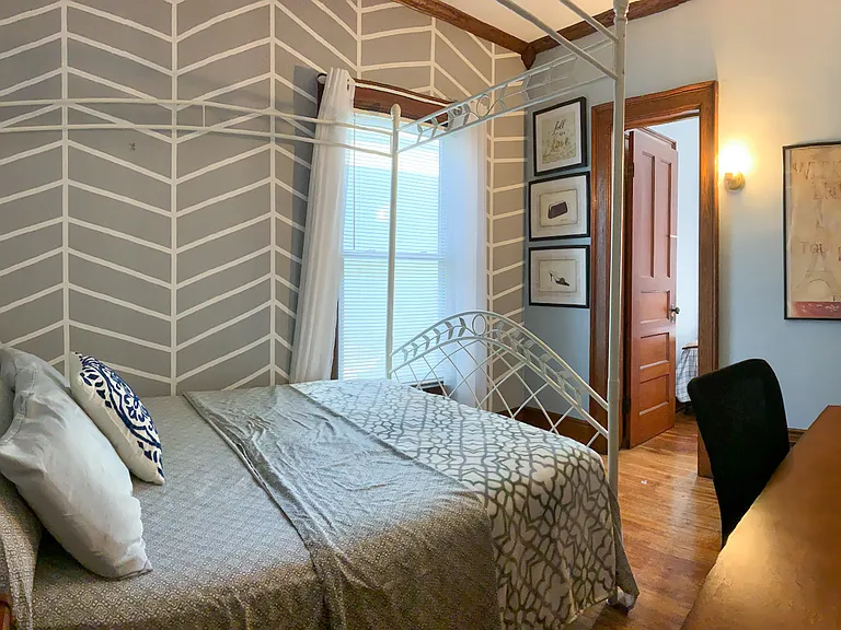 [1st Bedroom] Connecting door to 2nd bedroom...