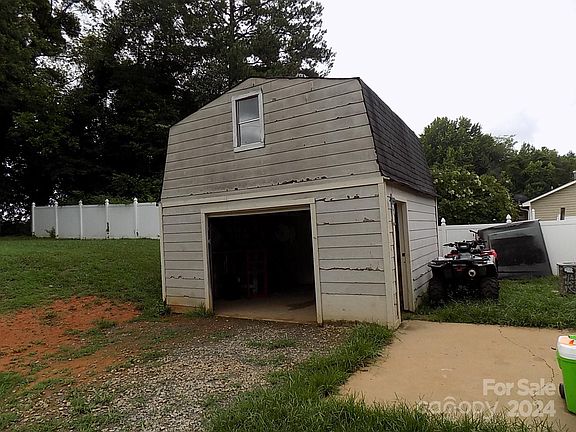 3rd image of 728 Smyre Dr