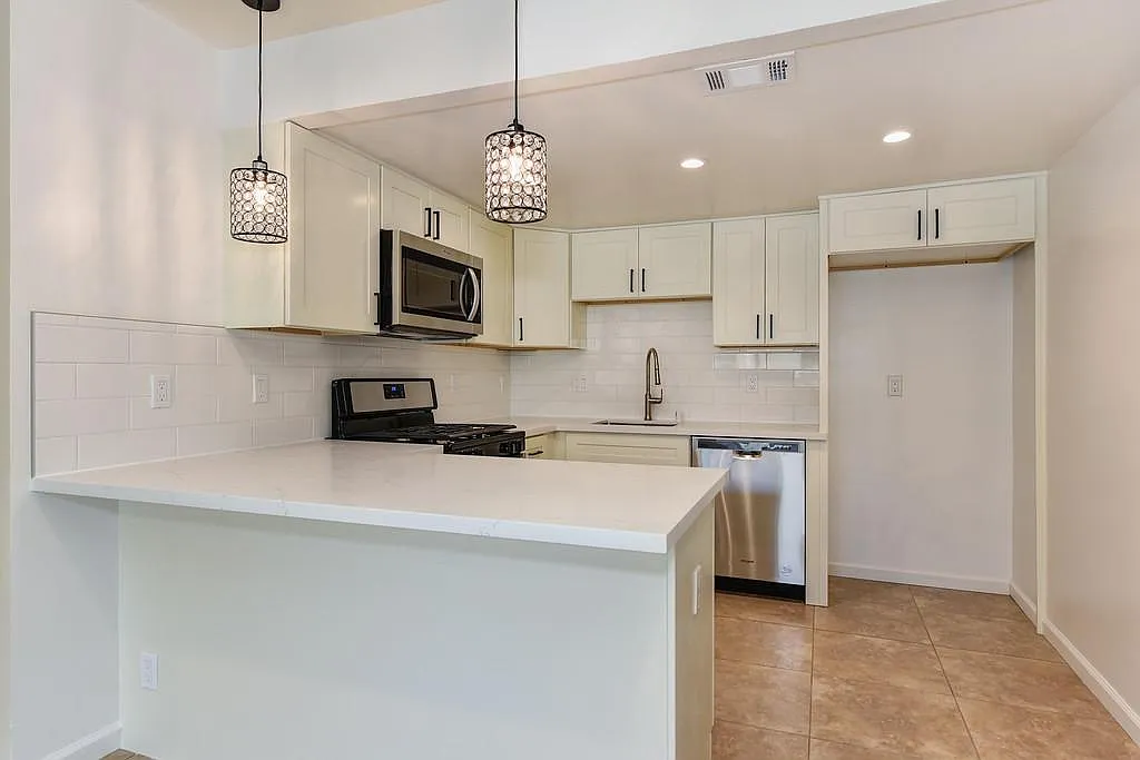 1816 S Cirby Way — Photo 3