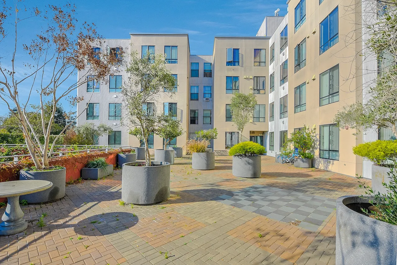 Acton Courtyard — Photo 4