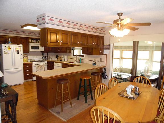 2nd image of 303 Paw Paw St