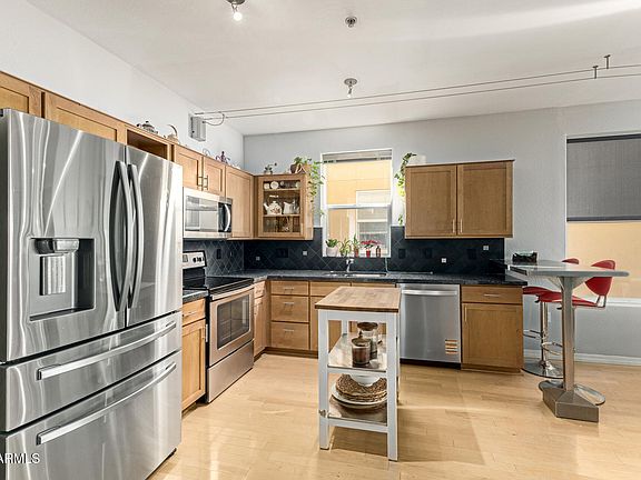 4th image of 706 E WASHINGTON Street #114