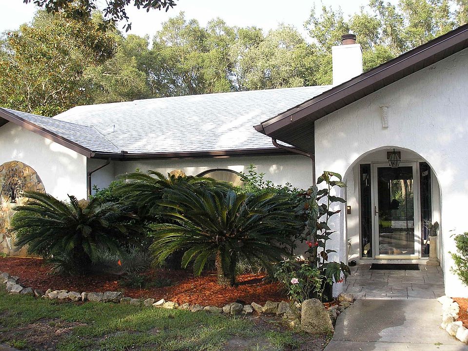 Front of home nicely landscaped