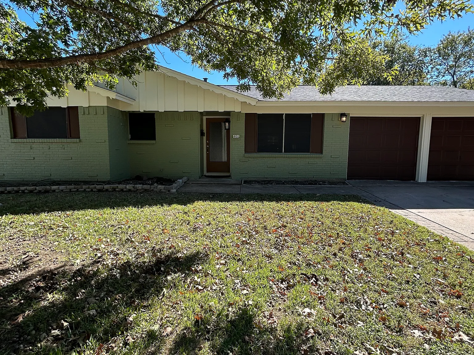 401 Lena Ln — Photo 1