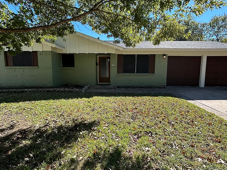 401 Lena Ln — Photo 1