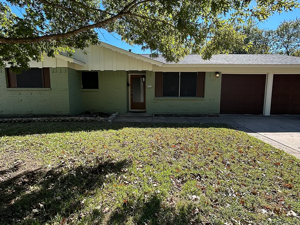 401 Lena Ln