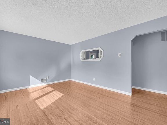 5th image of 42 Baltusrol St