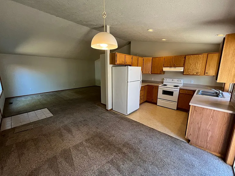 565 NE Norton Ave — Photo 3