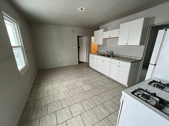 3rd image of 102 Sunset St