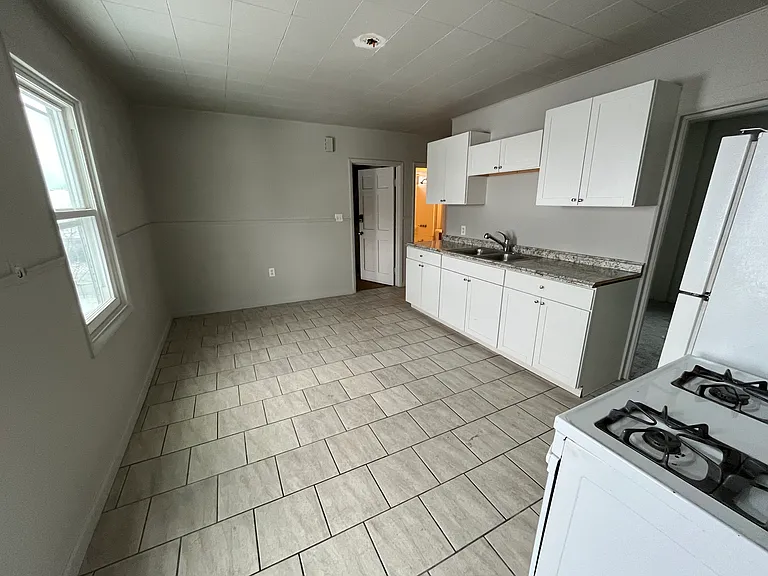 102 Sunset St — Photo 3