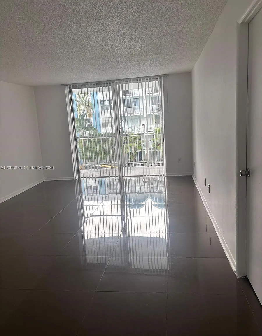Montecarlo Condo — Photo 1
