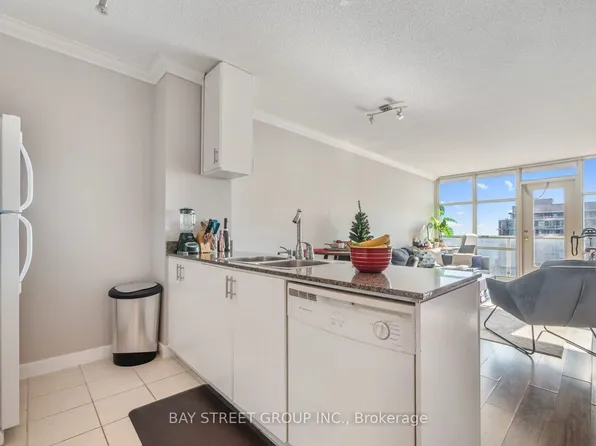 35 Mariner Ter #1611, Toronto, ON M5V 3V9