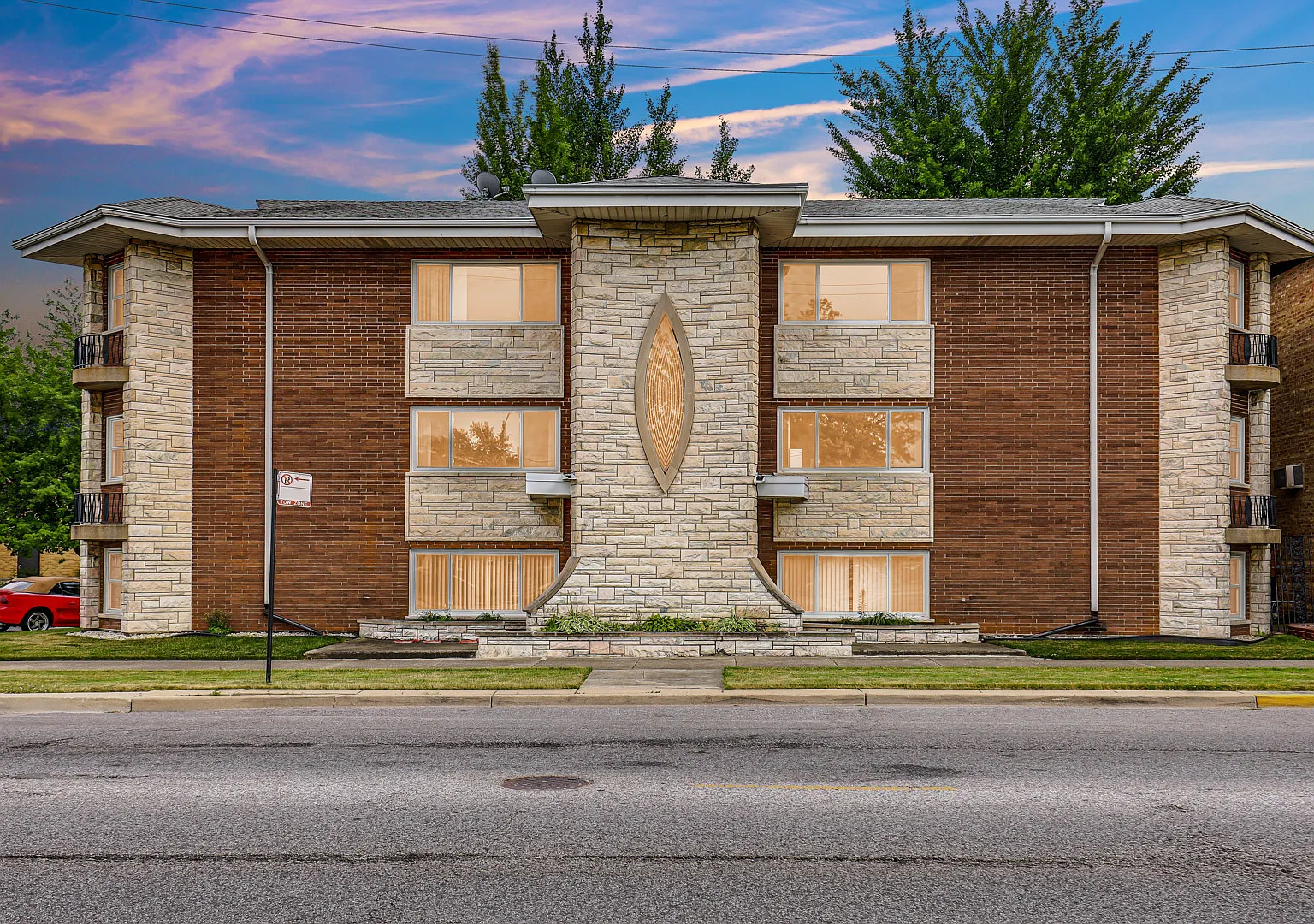 7105 W Foster Pl — Photo 1
