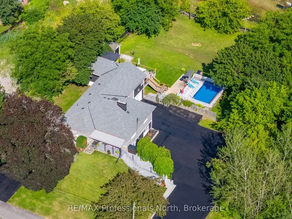 63 The Queensway N, Georgina, ON L4P 3C8