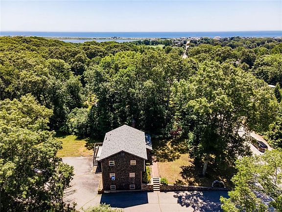 2nd image of 121 Winnapaug Rd