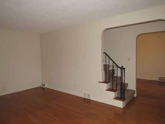 5th image of 400 E 222nd St