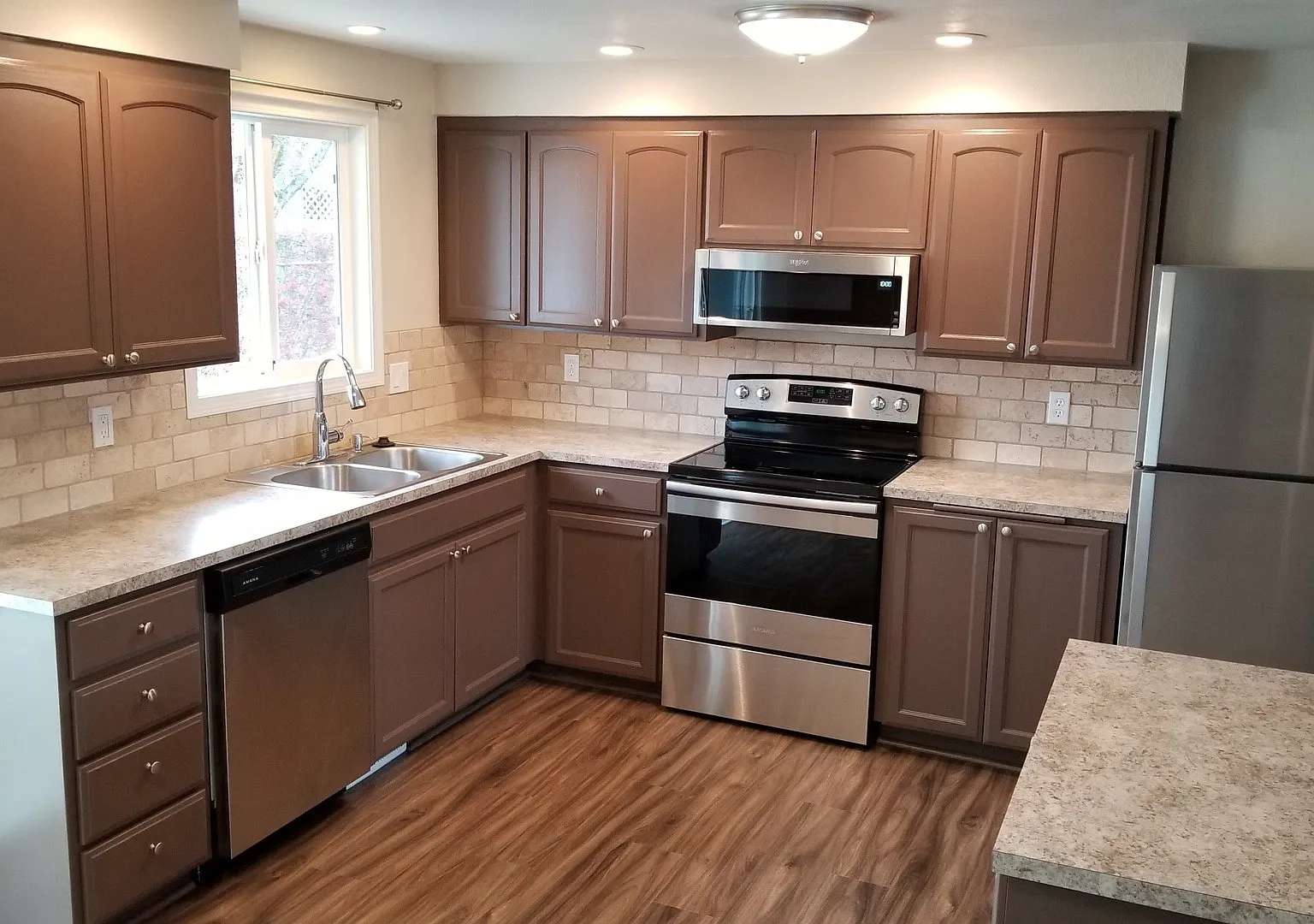Pet Friendly 3 Bedroom Home w/Garage — Photo 4
