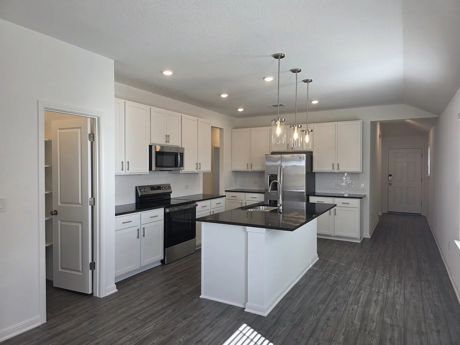 4 bed, 1695 sqft, $2,200 — Photo 4