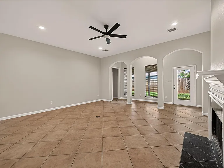 706 Silver Creek Cir — Photo 14