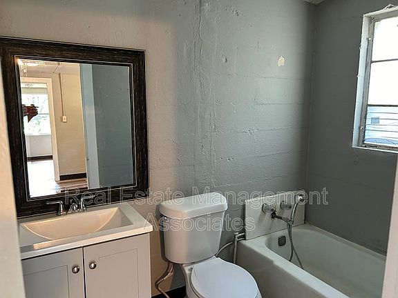 4th image of 424 E Chappell St