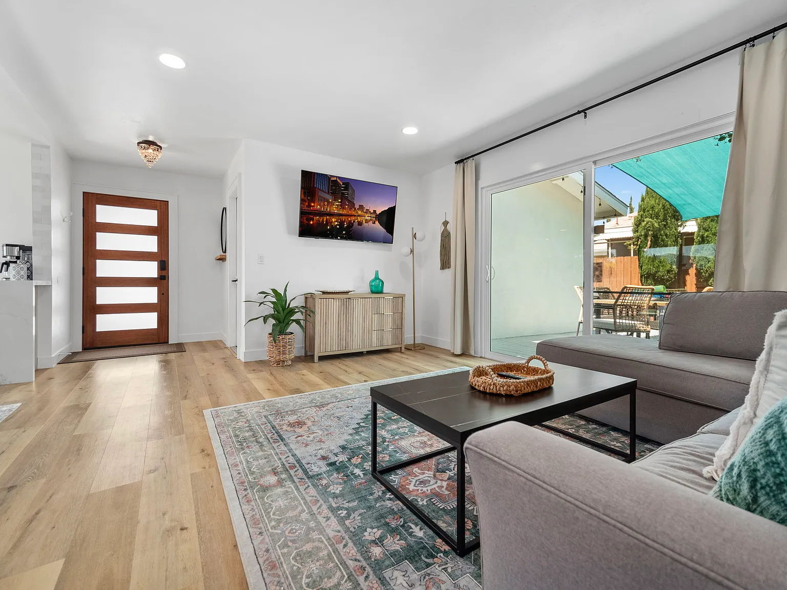 3 bed, $10,000 — Photo 2