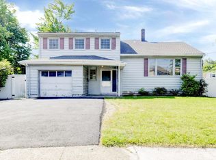 32 Crocus St, Woodbridge, NJ 07095