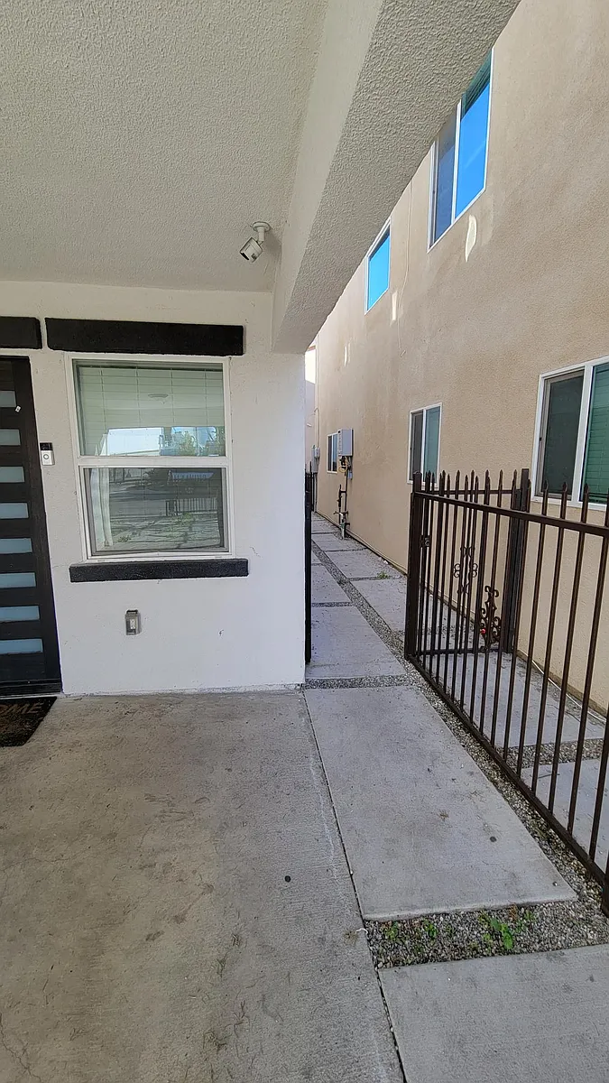 ENTRY - 2609 1/2 E Oris St